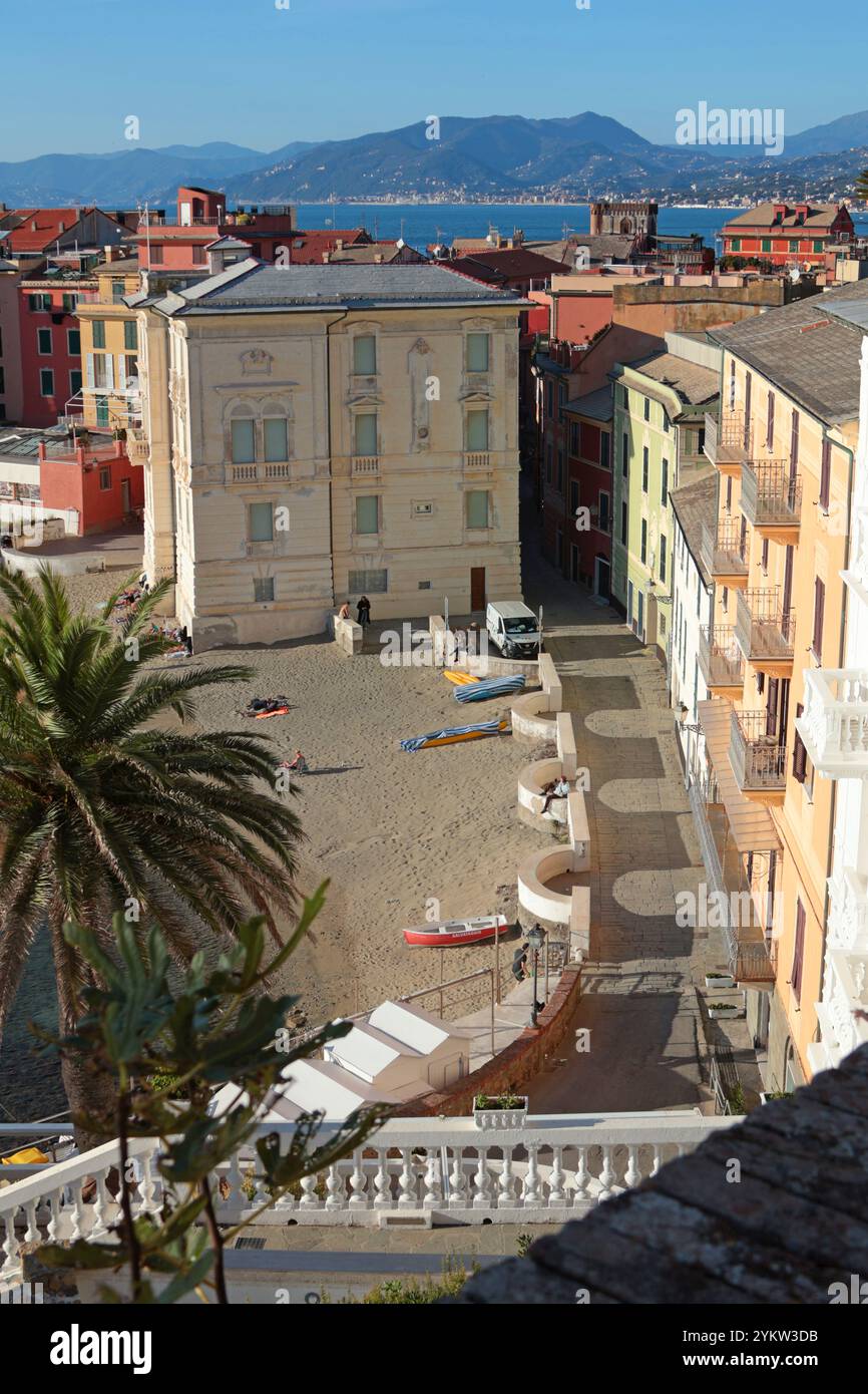 Sestri Levante, Italia - 14 novembre 2024. Vista dalla roccia sulla Baia del silenzio, insenatura di pesca della città di Sestri Levante, Italia. Turismo e svago Foto Stock