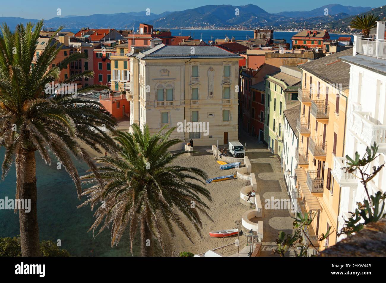 Sestri Levante, Italia - 14 novembre 2024. Vista dalla roccia sulla Baia del silenzio, insenatura di pesca della città di Sestri Levante, Italia. Turismo e svago Foto Stock