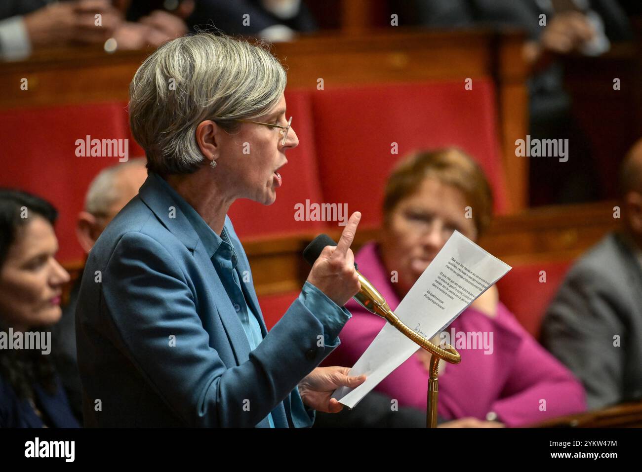 Parigi, Francia. 19 novembre 2024. Il deputato francese del gruppo "Ecologiste et Social" Sandrine Rousseau interviene durante una sessione di interrogazioni rivolte al governo all'Assemblea nazionale di Parigi il 19 novembre 2024. Foto di Firas Abdullah/ABACAPRESS. COM credito: Abaca Press/Alamy Live News Foto Stock