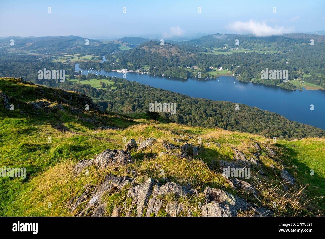 Guarda da Gummers come in una mattinata luminosa e soleggiata nel parco nazionale del Lake District, in Inghilterra. Lago Windermere visto sotto. Foto Stock
