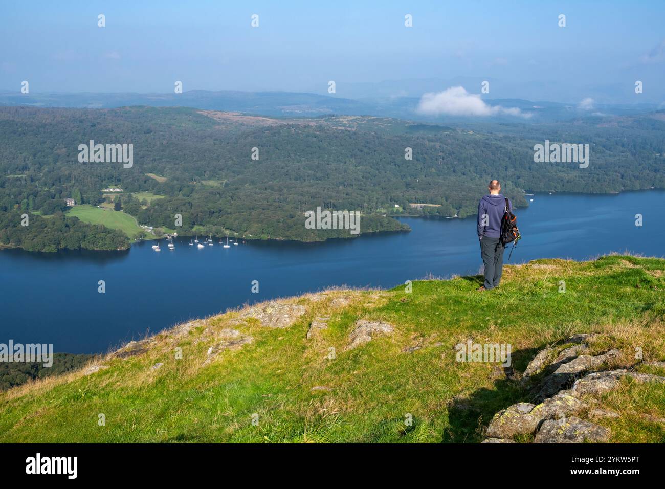 Turista maschile che ammira la vista del lago Windermere da Gummers How nel parco nazionale del Lake District, Cumbria, Inghilterra. Foto Stock