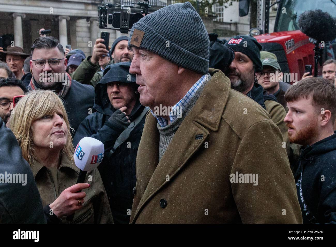 Londra, Regno Unito. 19 novembre 2024. Il presentatore televisivo e agricoltore Jeremy Clarkson si unisce a migliaia di agricoltori che protestano a Whitehall contro i cambiamenti apportati dal governo britannico alla tassa sulle successioni agricole. I ministri del governo hanno dichiarato che non intendono invertire i cambiamenti, apportati nel recente bilancio, e che i fondi da loro raccolti saranno destinati alle scuole e alla sanità. Crediti: Mark Kerrison/Alamy Live News Foto Stock