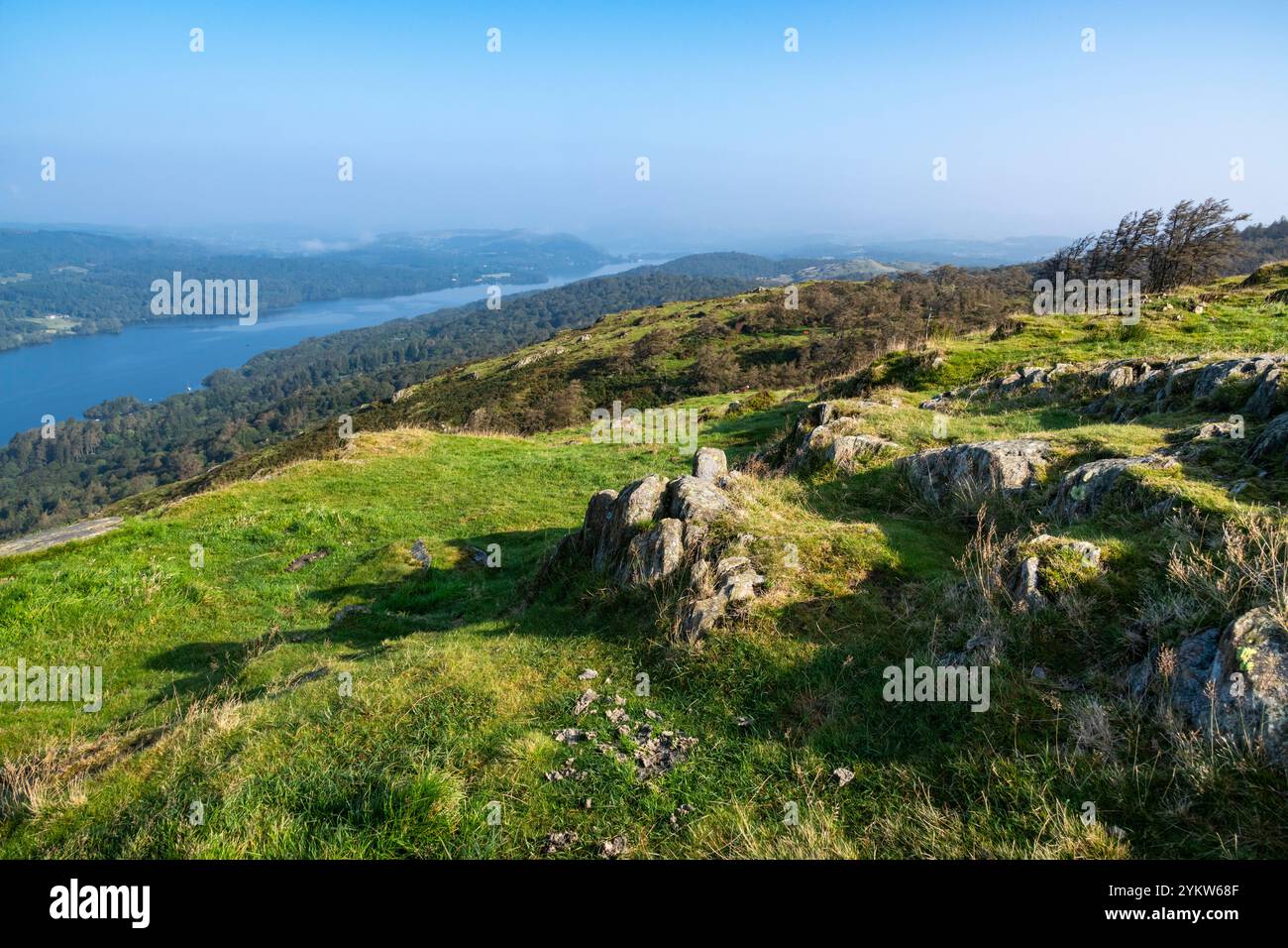 Guarda da Gummers come in una mattinata luminosa e soleggiata nel parco nazionale del Lake District, in Inghilterra. Lago Windermere visto sotto. Foto Stock