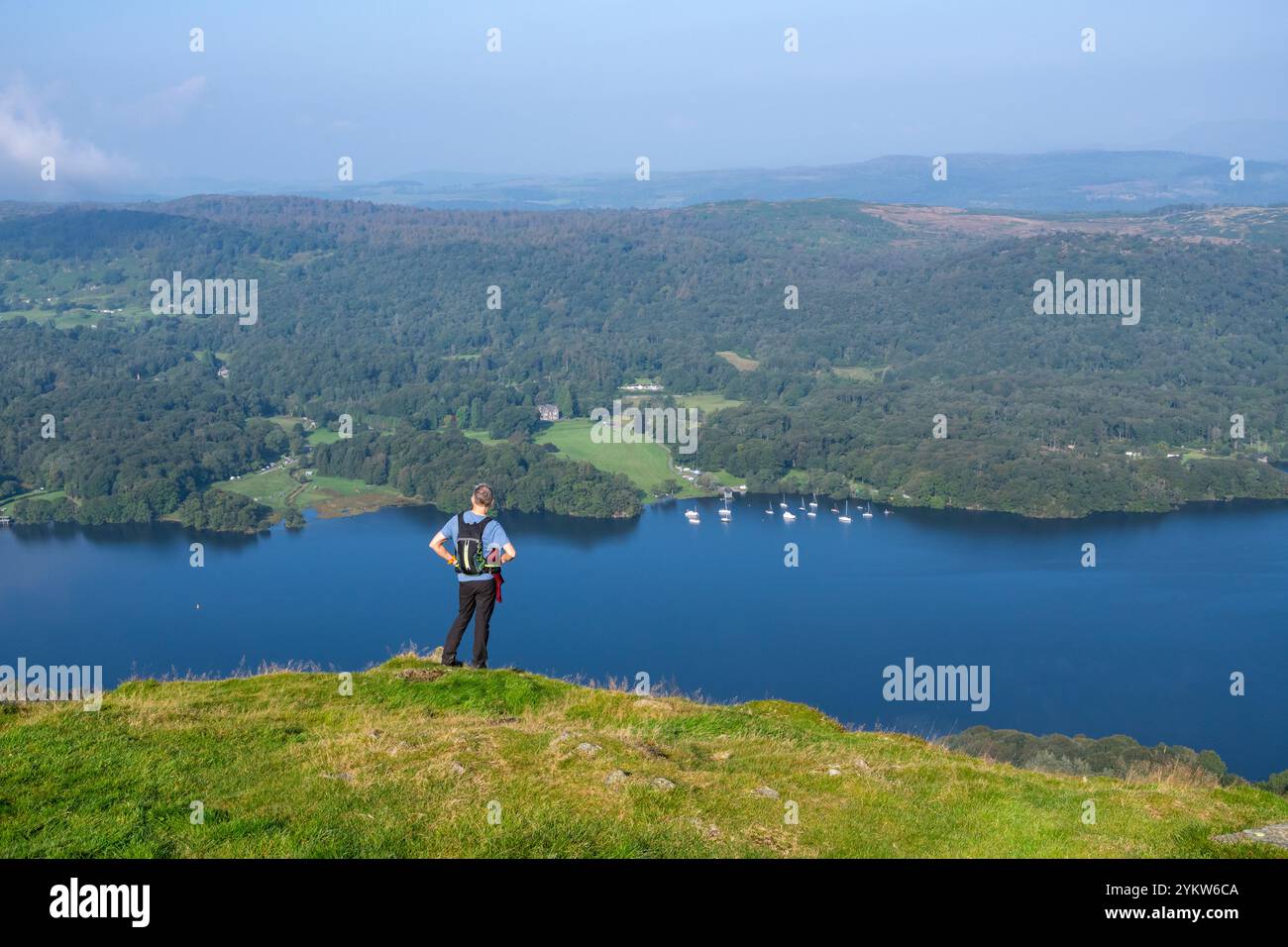 Turista maschile che ammira la vista del lago Windermere da Gummers How nel parco nazionale del Lake District, Cumbria, Inghilterra. Foto Stock