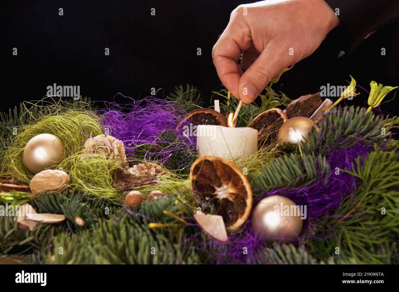 Decorazione floreale natalizia con tavolo a mano e abbinamento Foto Stock