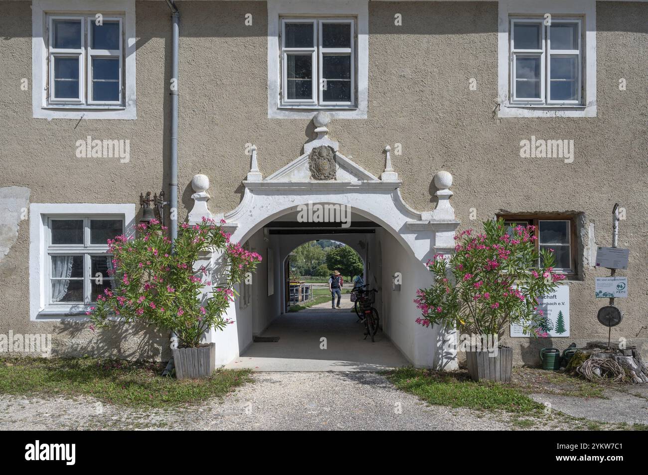Stemma sopra la porta del cortile del convento domenicano di Wettenhausen, XII secolo, baroquesizzato nel XVII secolo, Wettenhausen, Kammeltal Foto Stock