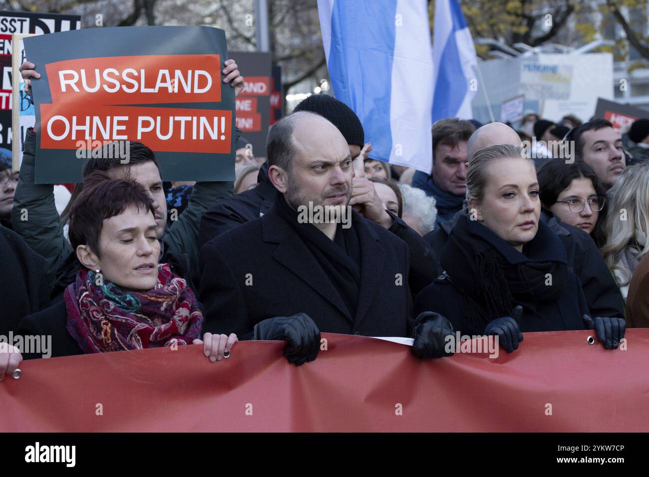 Berlino, Germania, 17 novembre 2024: Vladimir Kara-Mursa (centro), Yulia Navalnaya (destra) di fronte all'ambasciata russa a Berlino durante una guerra contro la guerra Foto Stock