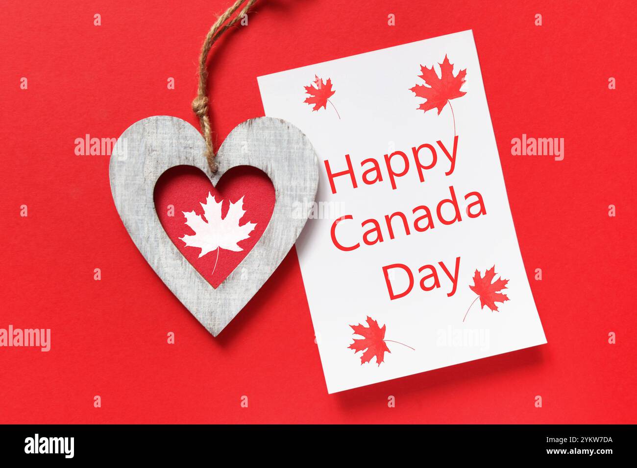 Biglietto d'auguri per l'happy Canada Day. Cuore in legno, vuoto, spazio copia Foto Stock