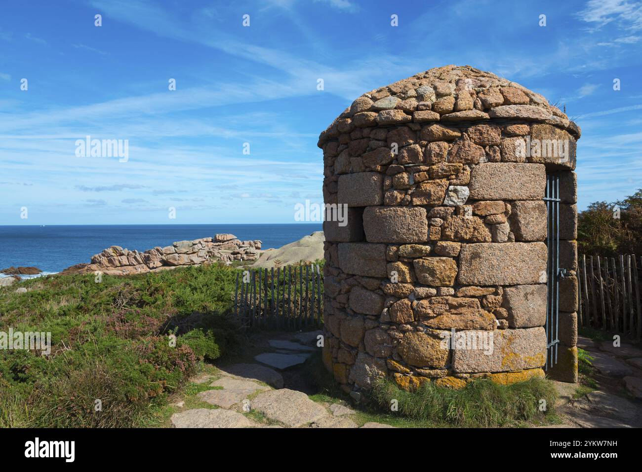 Piccola casa in pietra su una costa rocciosa che si affaccia sull'oceano e sul cielo blu, Guerite du douanier, dogana, dogana bretone, Ploumanac'h, Ploumana Foto Stock