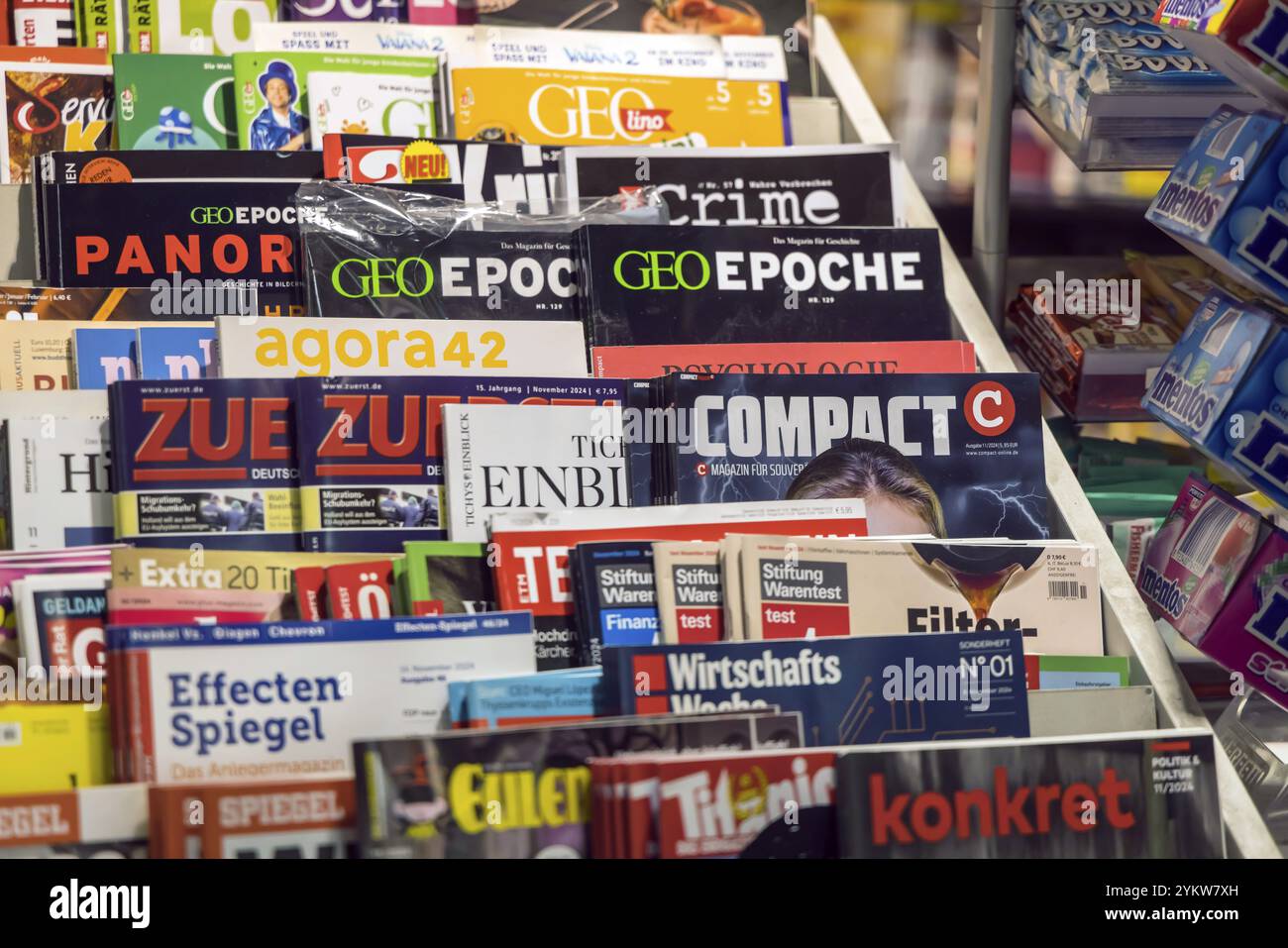 Rivista politica tedesca compatta e di estrema destra. Punto vendita in un chiosco della stazione ferroviaria. Stoccarda, Baden-Wuerttemberg, Germania, Europa Foto Stock