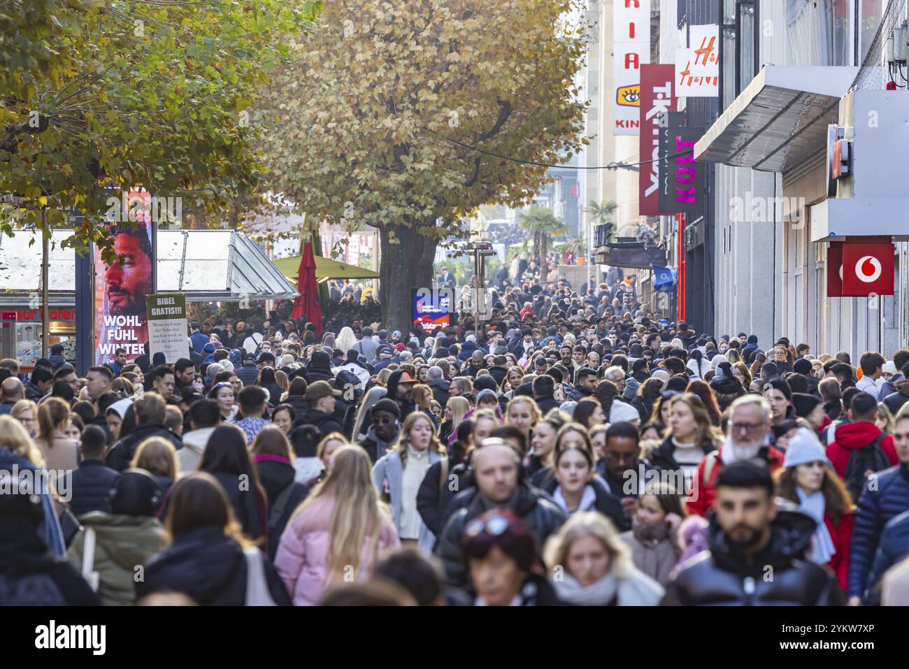 Folle di persone fuori e intorno nella via dello shopping di Koenigstrasse. I negozi nella zona pedonale sono pronti per la stagione dello shopping natalizio. Stu Foto Stock Folle di persone fuori e intorno nella via dello shopping di Koenigstrasse. I negozi nella zona pedonale sono pronti per la stagione dello shopping natalizio. Stu Foto Stock