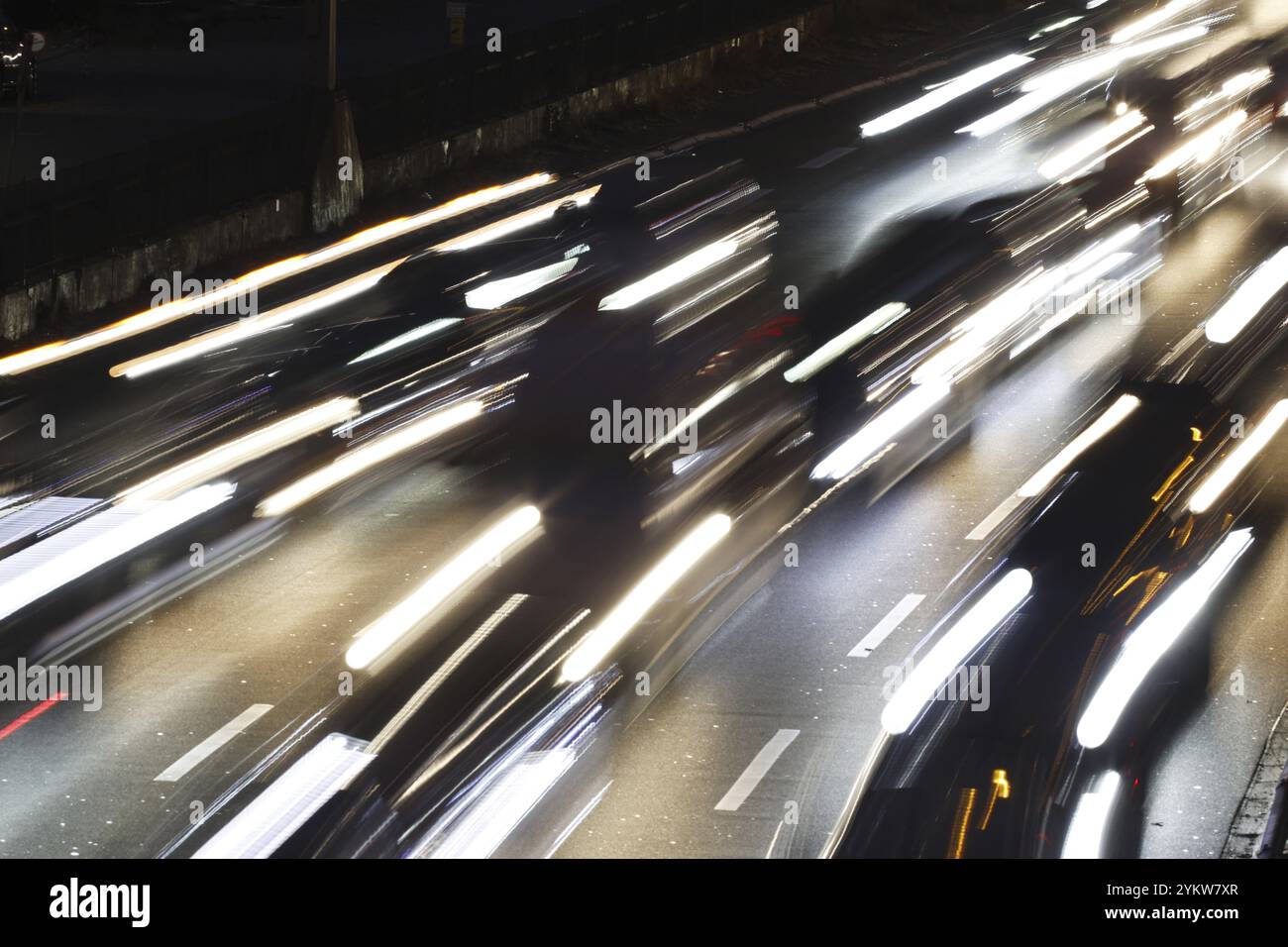 Autostrada A100 a traffico pesante, Berlino, 18.11.2024 Berlino, Berlino, Germania, Europa Foto Stock