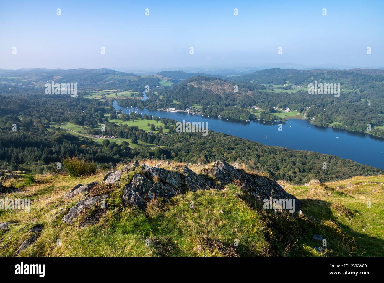 Guarda da Gummers come in una mattinata luminosa e soleggiata nel parco nazionale del Lake District, in Inghilterra. Lago Windermere visto sotto. Foto Stock