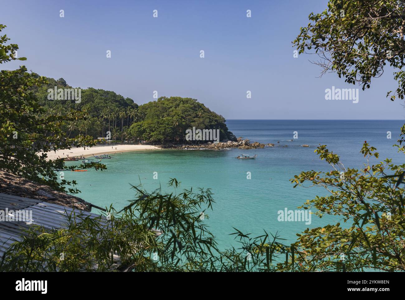 Una foto di Freedom Beach, a Phuket, vista dalle colline Foto Stock