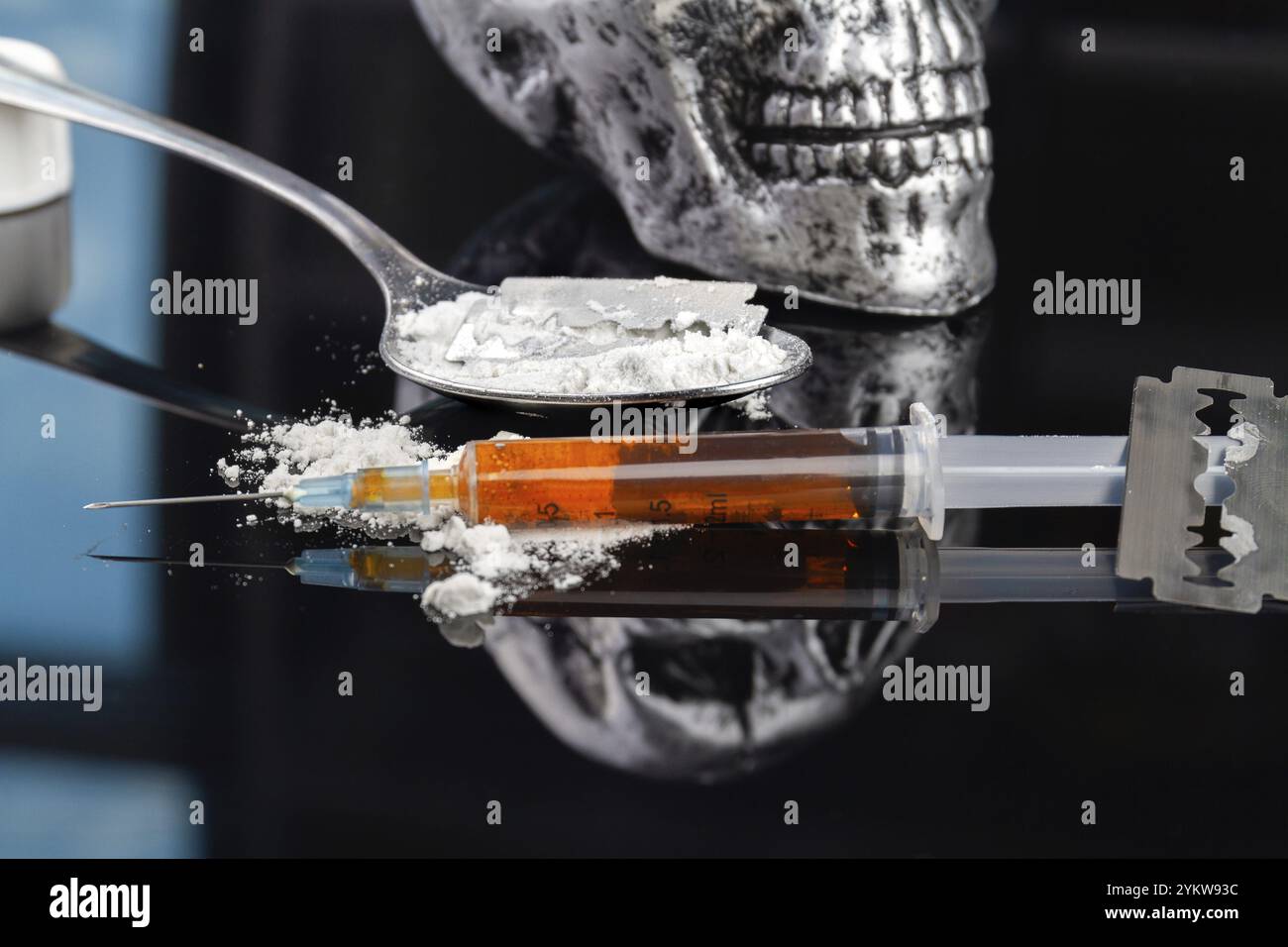 Primo piano della siringa riempita di farmaci e cucchiaio con eroina in polvere. Tossicodipendenza e concetto di morte precoce Foto Stock