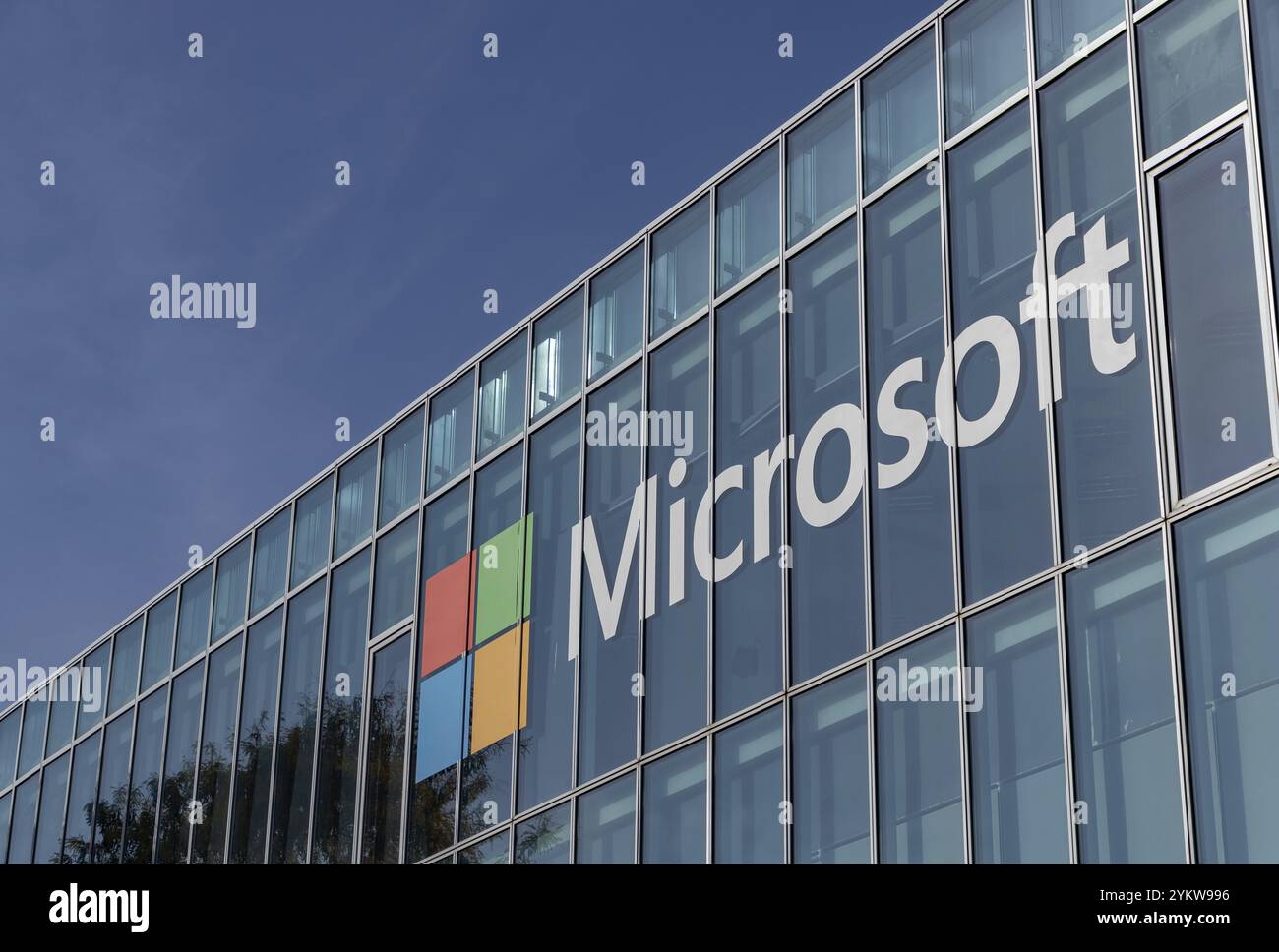 Un'immagine del logo Microsoft su un edificio per uffici, a Bucarest Foto Stock