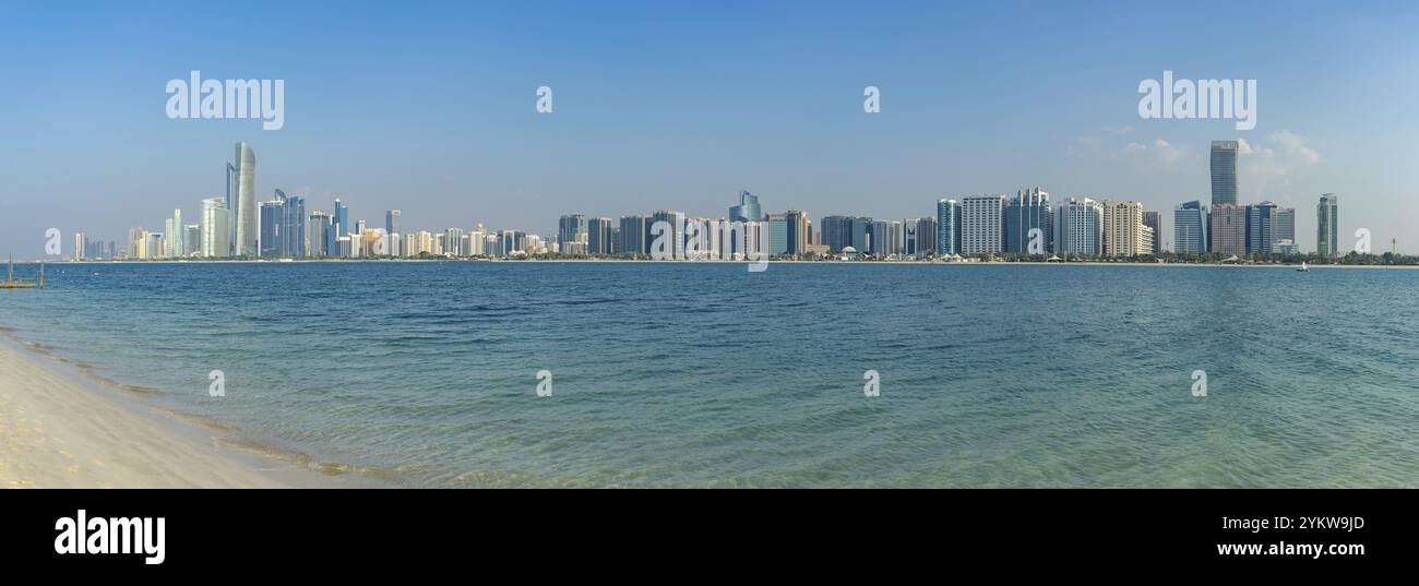 Una foto panoramica del fronte spiaggia di Abu Dhabi vista dall'altra parte dell'acqua Foto Stock
