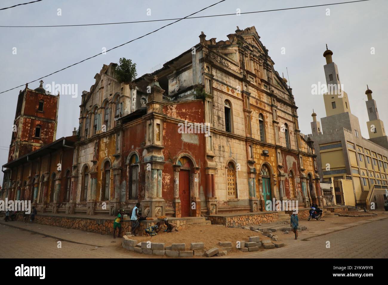 Porto Novo, Benin. 13 gennaio 2022. La grande moschea di Porto-Novo è raffigurata. Fu costruita tra il 1925 e il 1935. Oggi, quasi il 25% della popolazione del Benin si identifica come musulmano. (Foto di Apolline Guillerot-Malick/SOPA Images/Sipa USA) credito: SIPA USA/Alamy Live News Foto Stock