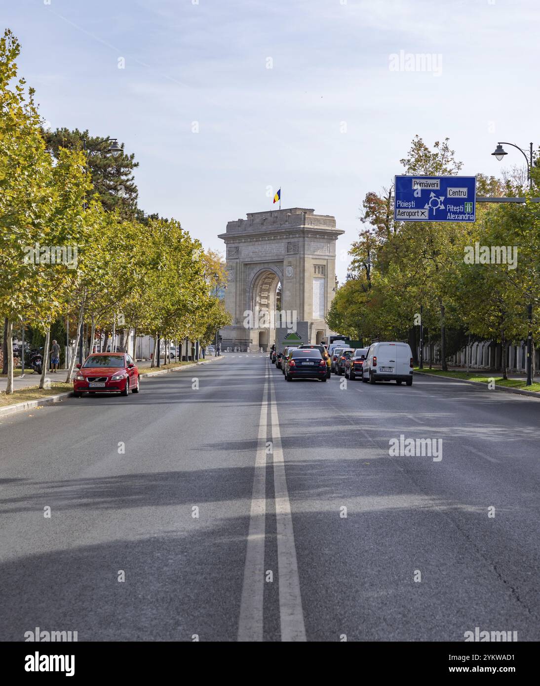 Una foto dell'Arco di Trionfo di Bucarest alla fine della via Alexandru Constantinescu Foto Stock
