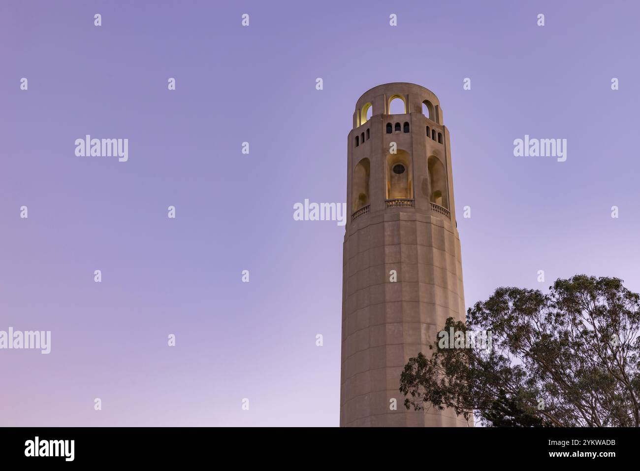 Una foto della Coit Tower al tramonto Foto Stock