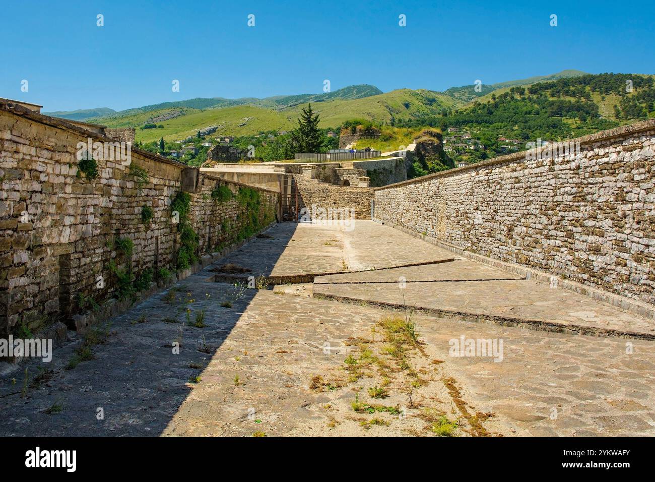 Un sistema di drenaggio delle acque piovane sul tetto del castello di Gjirokaster, nel sud dell'Albania. Questo sistema di drenaggio del canale parasassi o del canale parasassi include il drenaggio del canale di scarico Foto Stock