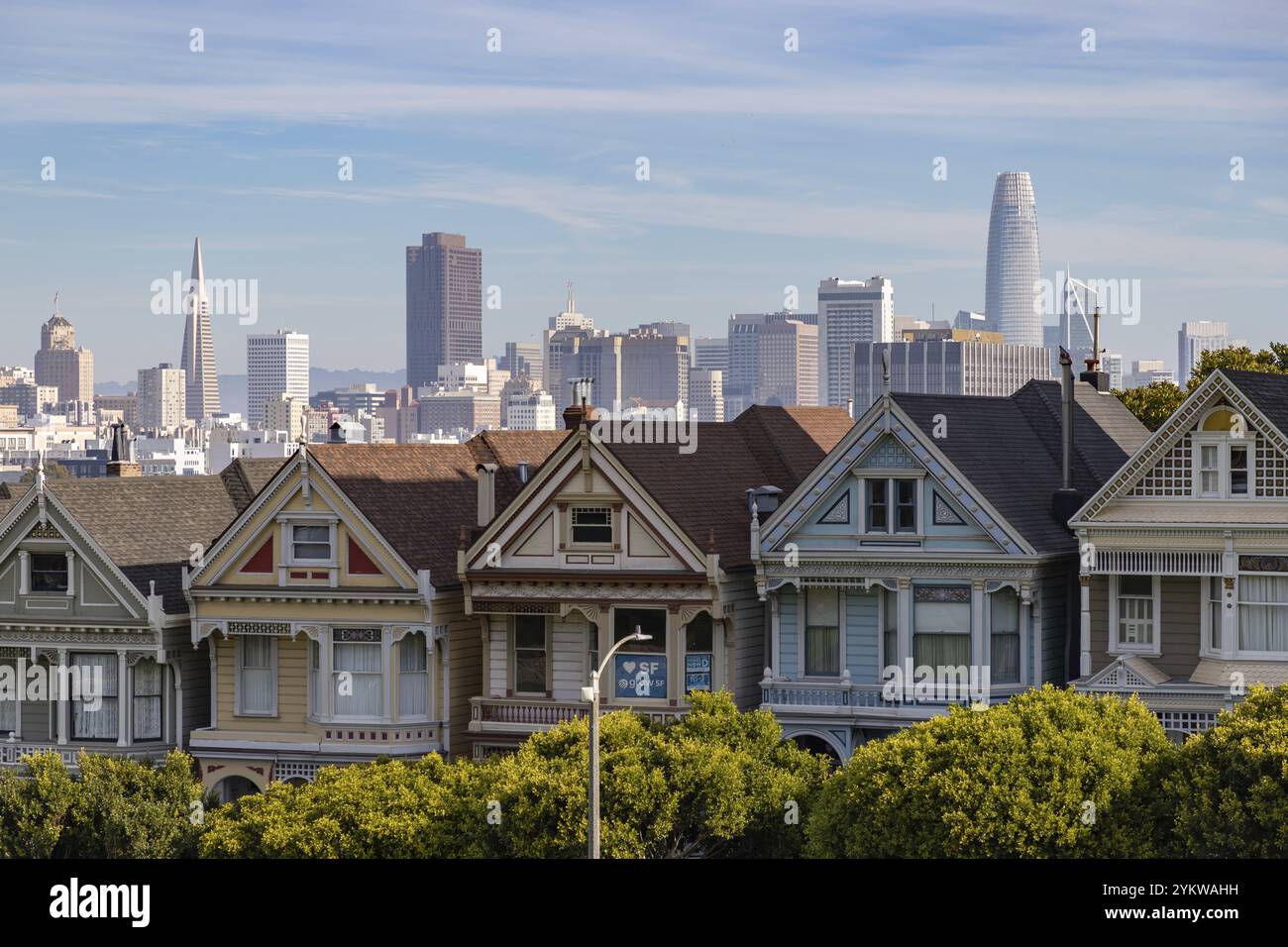 Una foto delle donne dipinte con il centro di San Francisco in lontananza Foto Stock