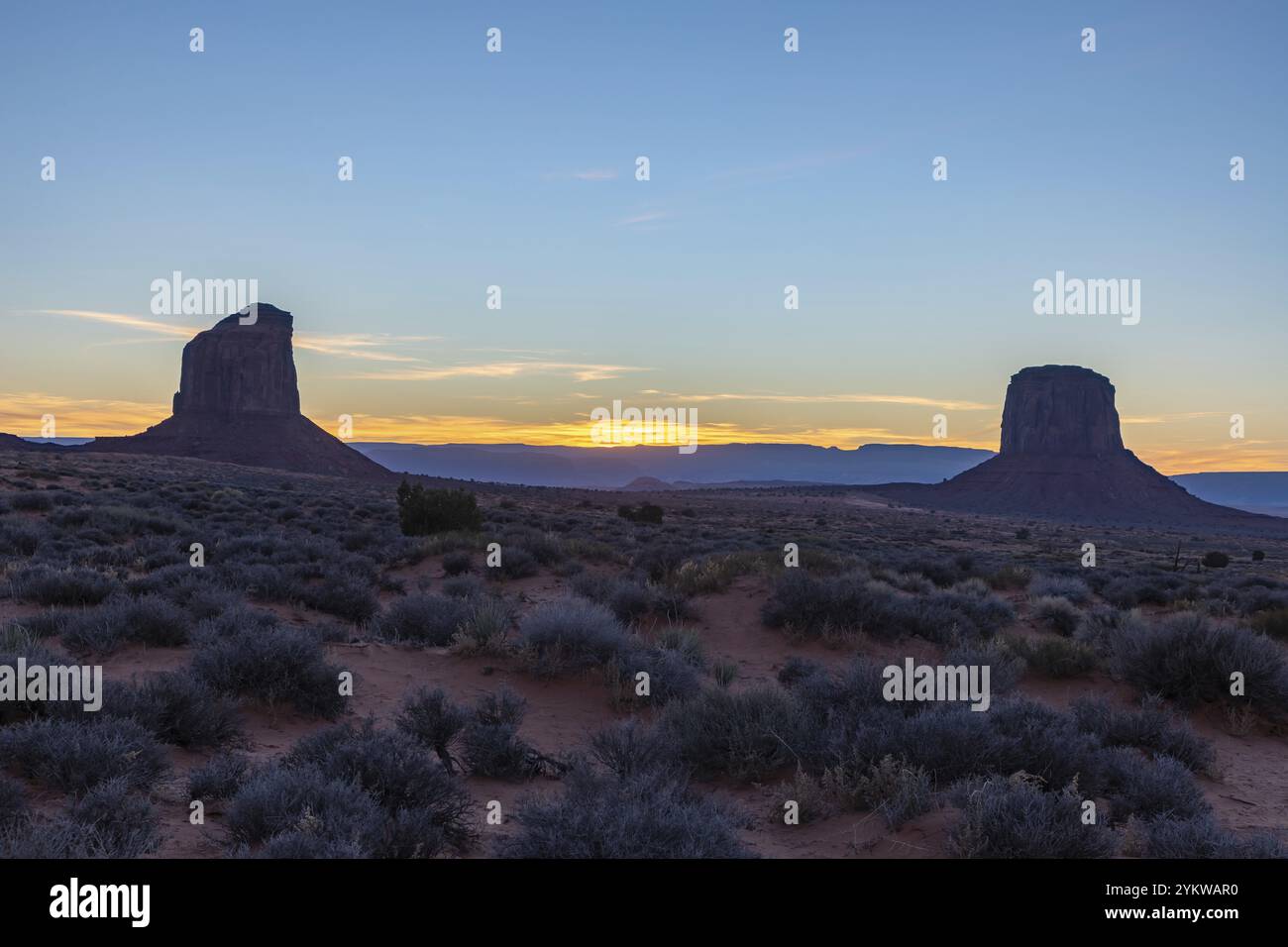 Una foto del Gray Whiskers Butte e delle formazioni rocciose Mitchell Butte della Monument Valley, al tramonto Foto Stock