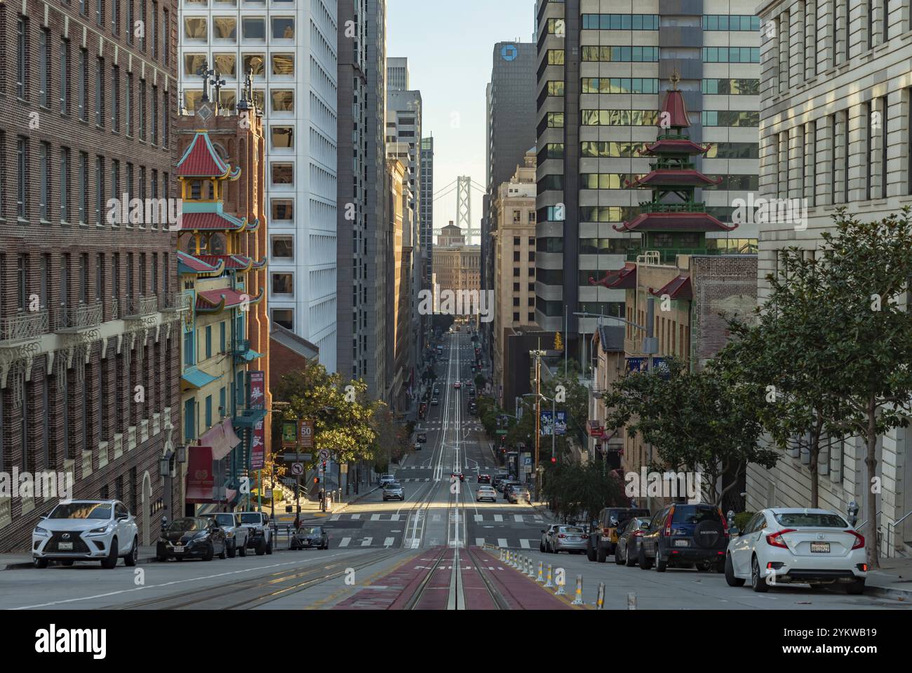 Una foto della lunga California Street, con il centro di San Francisco e l'Oakland Bay Bridge al centro. In primo piano c'è anche Chin Foto Stock