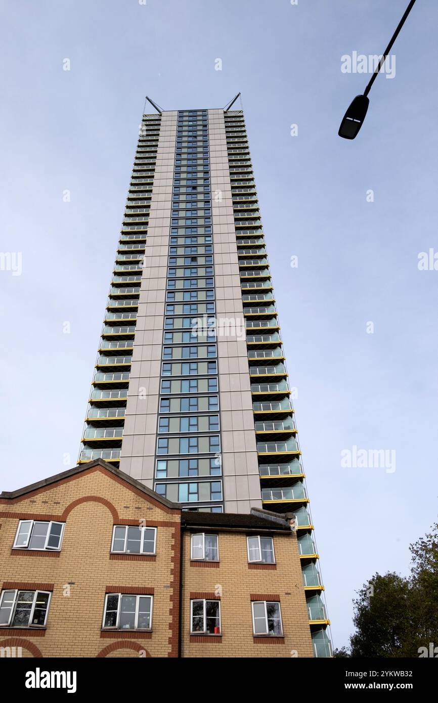Highpoint Building 80 Newington Butts, alti appartamenti residenziali a torre vicino a Elephant & Castle nel sud di Londra Inghilterra Regno Unito KATHY DEWITT Foto Stock
