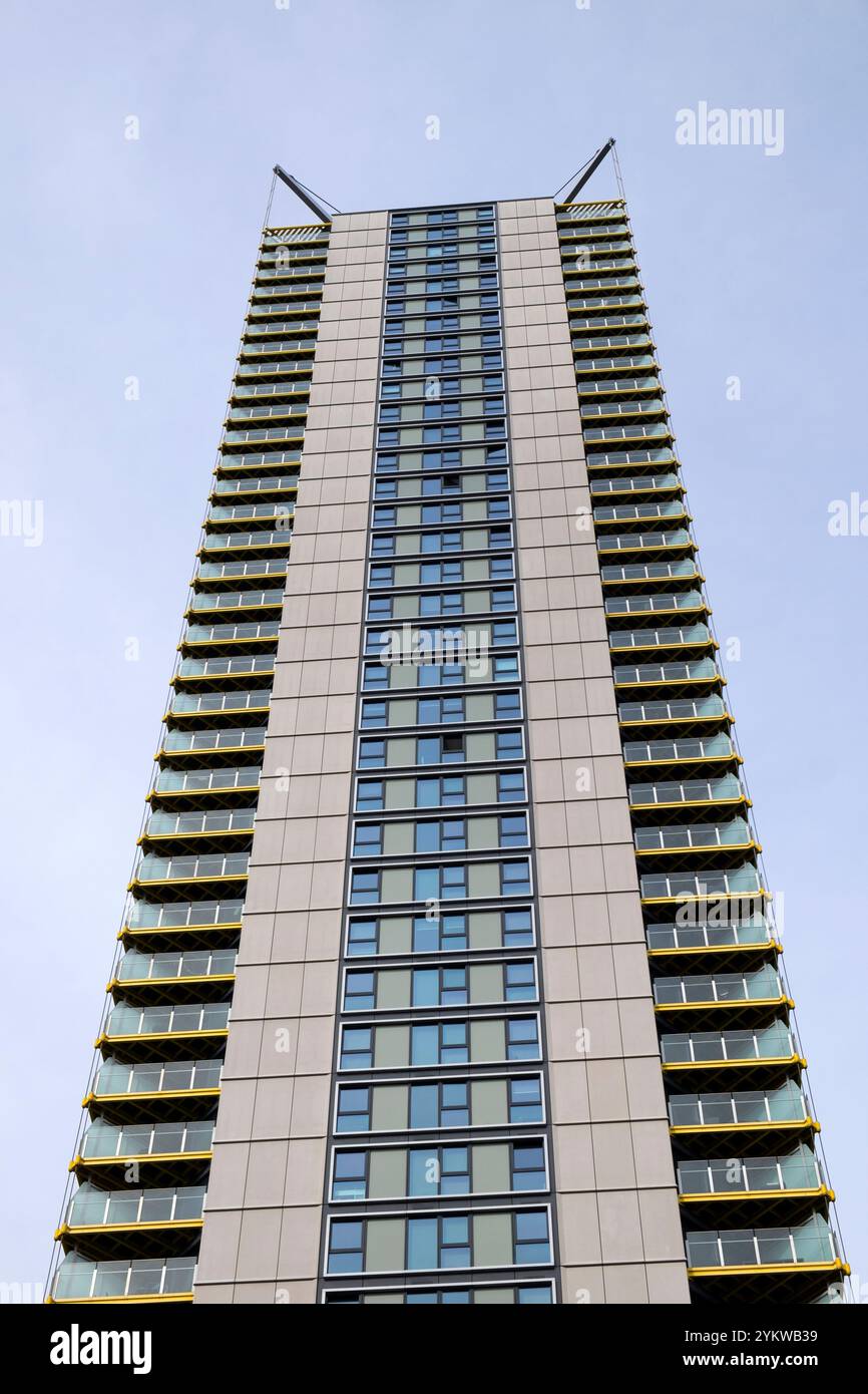 Highpoint Building 80 Newington Butts, alti appartamenti residenziali a torre vicino a Elephant & Castle nel sud di Londra Inghilterra Regno Unito KATHY DEWITT Foto Stock
