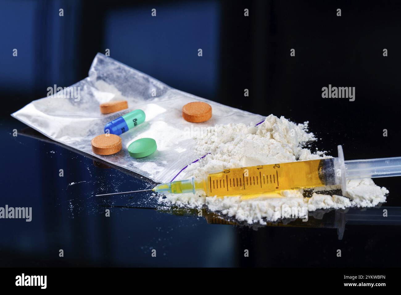 Primo piano di polvere e siringa riempita con farmaci. Concetto di tossicodipendenza Foto Stock