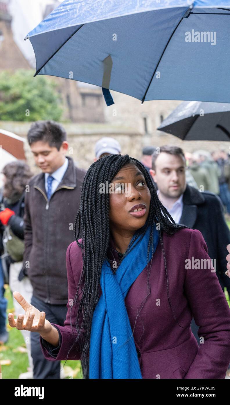 Londra, Regno Unito. 19 novembre 2024. Kemi Badenoch, leader del Partito Conservatore e membri del suo gabinetto ombra, ha incontrato gli agricoltori e i loro rappresentanti, a College Green, in vista della protesta anti-budget degli agricoltori a Whitehall Londra Kemi Badenoch, leader del Partito Conservatore Credit: Ian Davidson/Alamy Live News Foto Stock