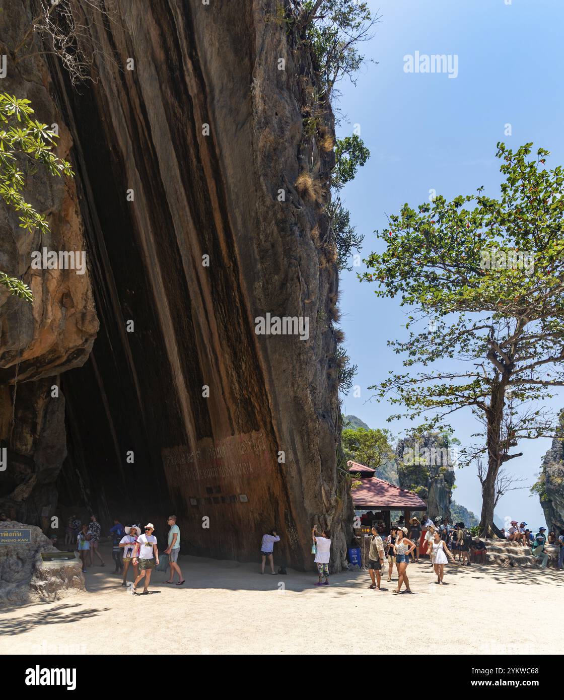 Un'immagine della roccia spostata sull'isola di James Bond, che ha creato una grotta tagliente in cui i turisti possono entrare Foto Stock