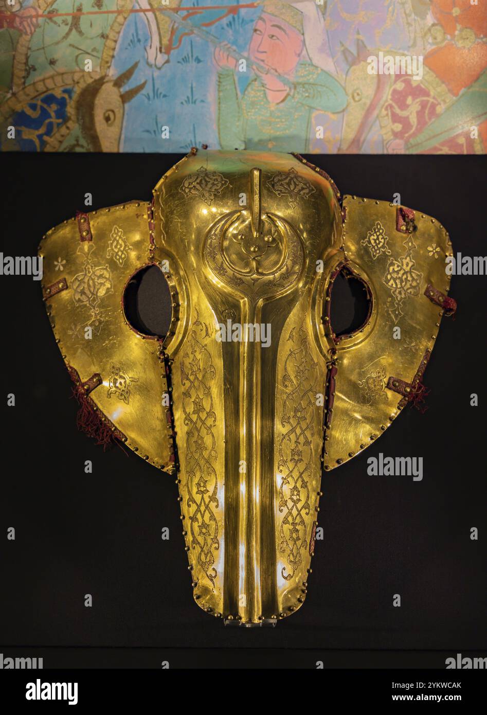 Un'immagine di un elmo da cavallo da guerra d'oro all'interno della stanza delle armi e degli Armours, parte del complesso del Palazzo Topkapi Foto Stock