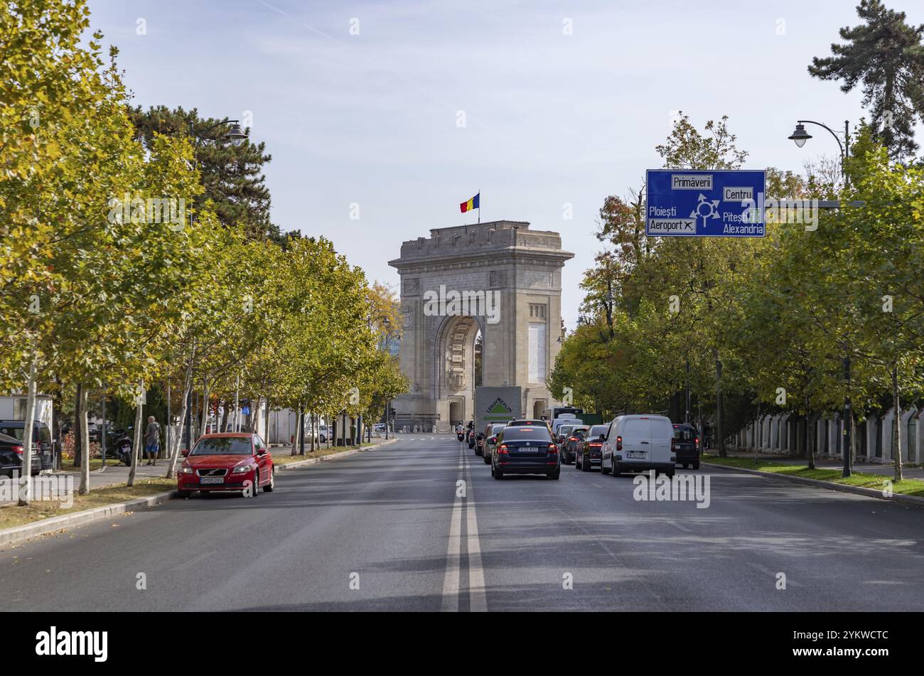Una foto dell'Arco di Trionfo di Bucarest alla fine della via Alexandru Constantinescu Foto Stock