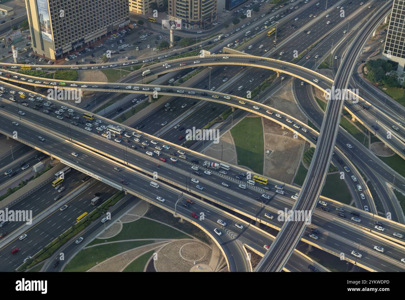 Una foto dell'affollata al Safa Street e dell'intersezione di Sheikh Zayed Road Foto Stock