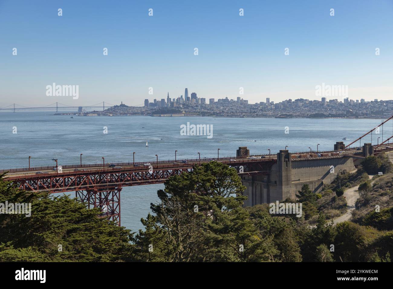 Una foto della vegetazione vicino al Golden Gate Bridge e alla città di San Francisco in lontananza Foto Stock