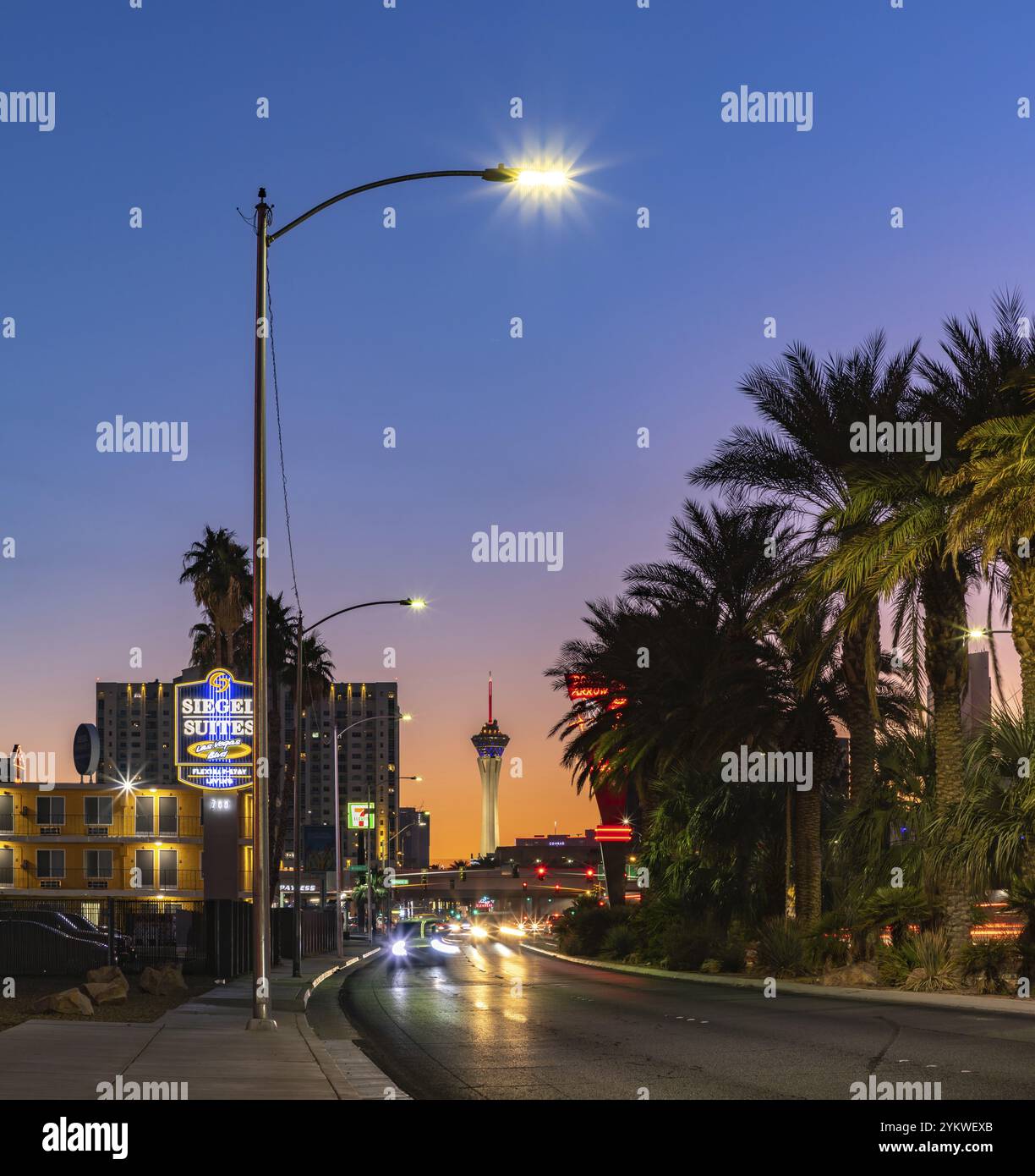 Una foto del Las Vegas Boulevard North al tramonto, con lo STRAT SkyPod all'estremità opposta Foto Stock