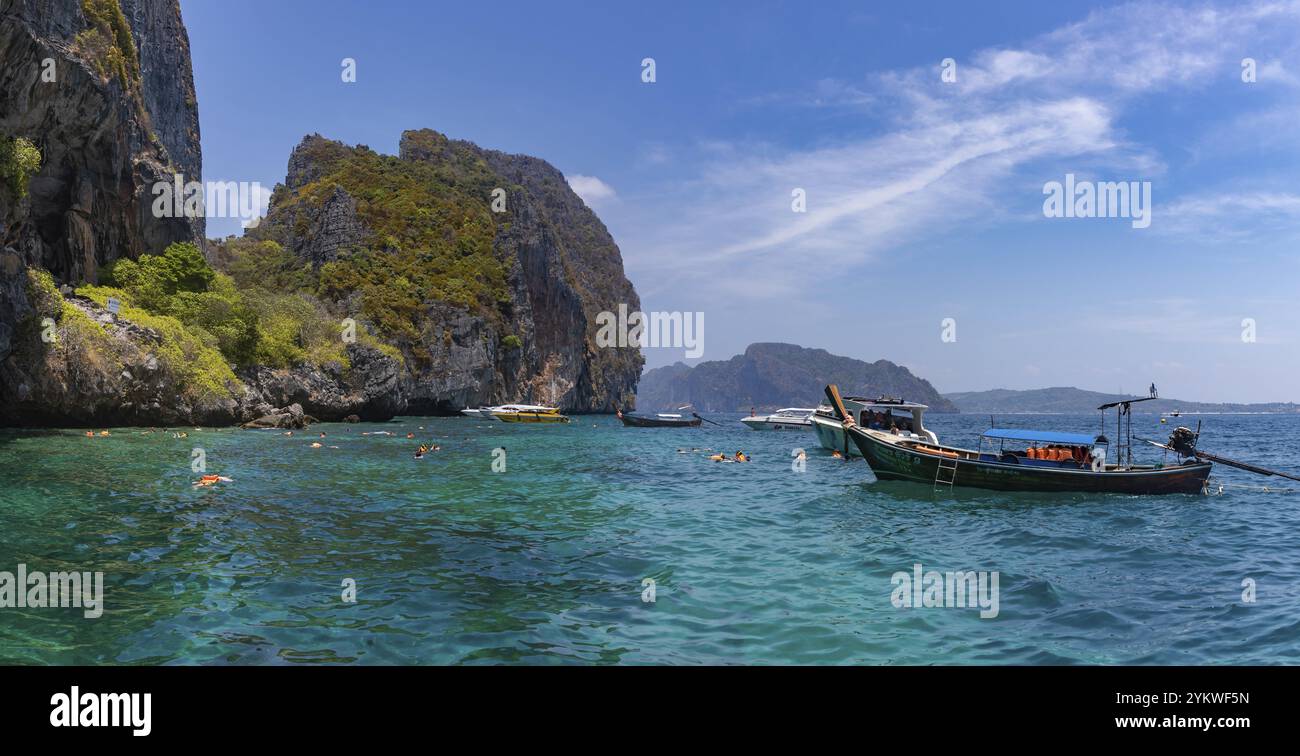Una foto di gite in barca sulla Grotta vichinga, all'isola di Ko Phi Phi Lee Foto Stock