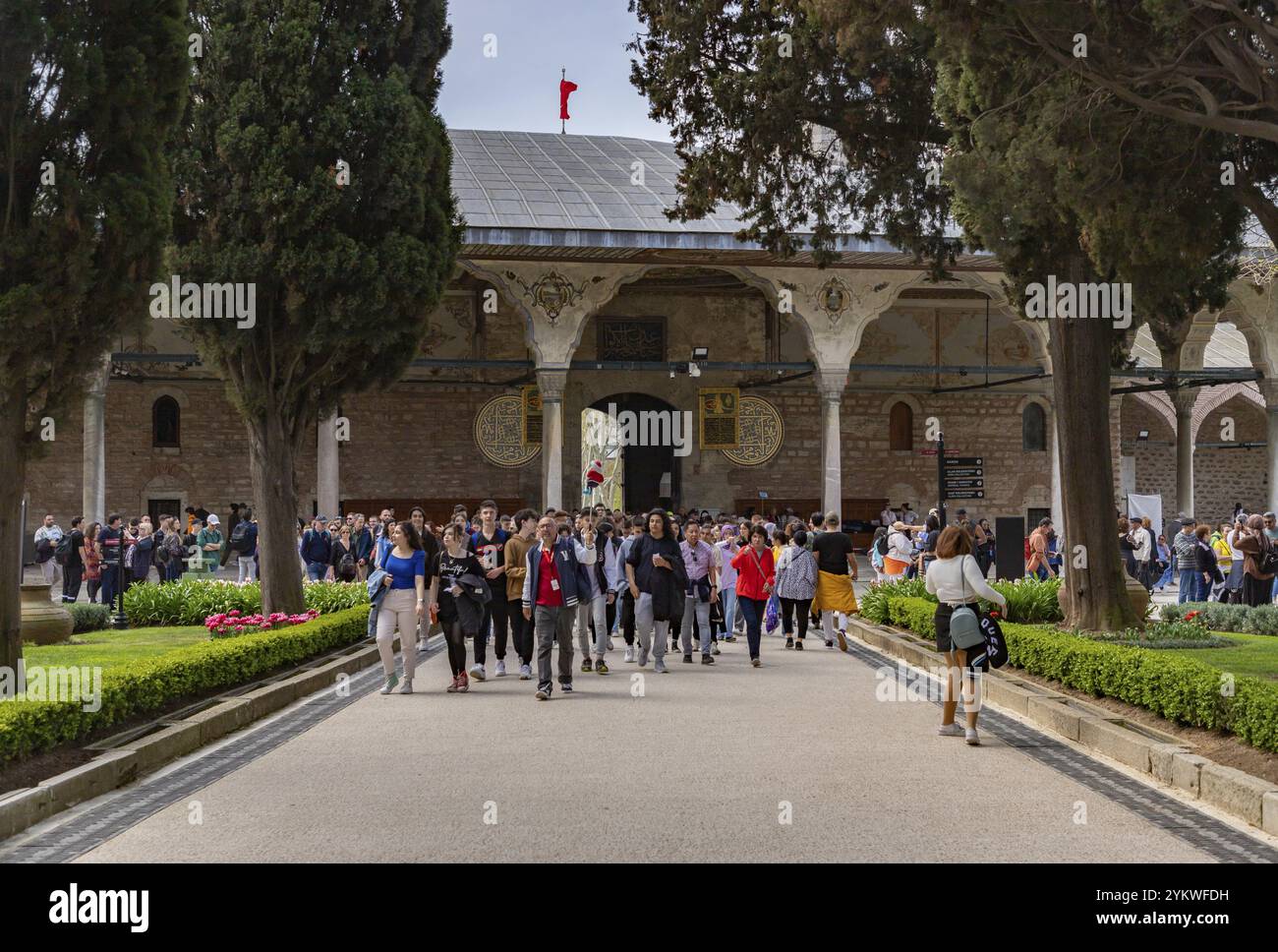 Una foto dei turisti che arrivano al cortile II del Palazzo Topkapi Foto Stock