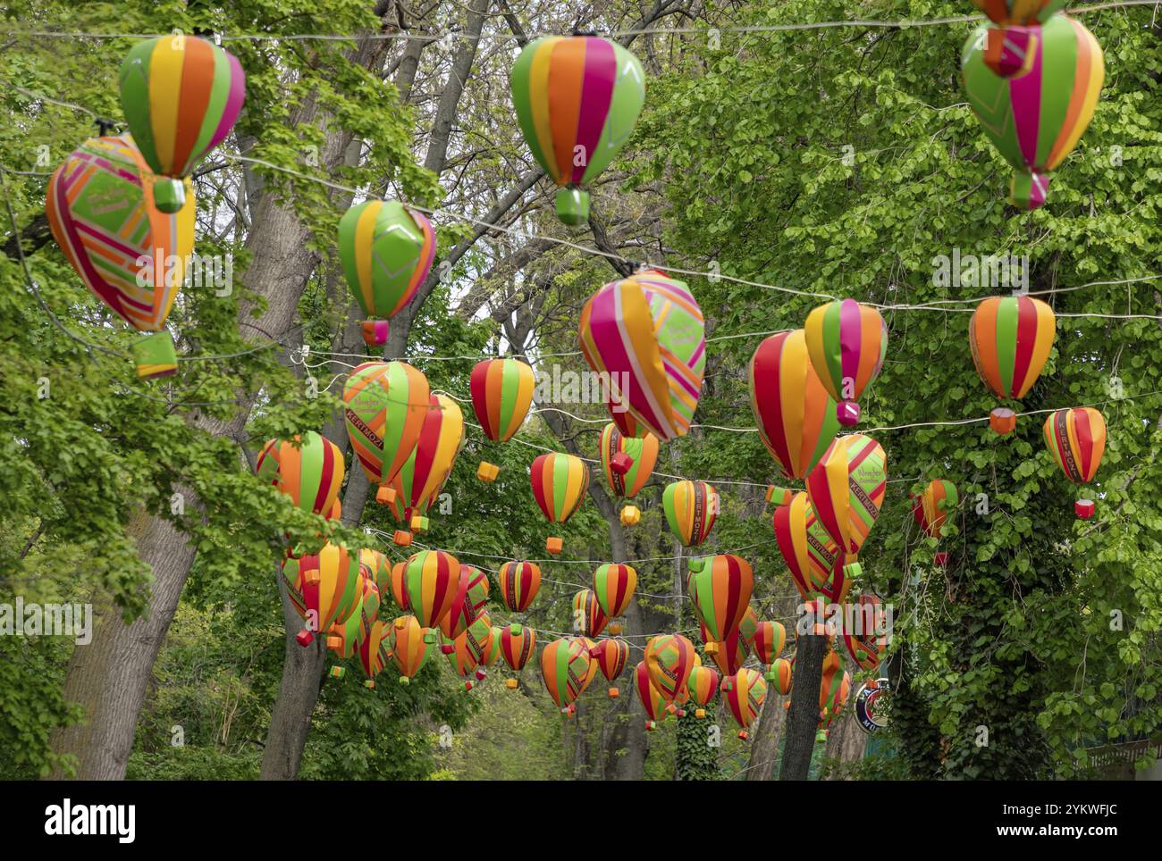 Un'immagine di palloncini colorati che decorano l'Isola Margherita Foto Stock