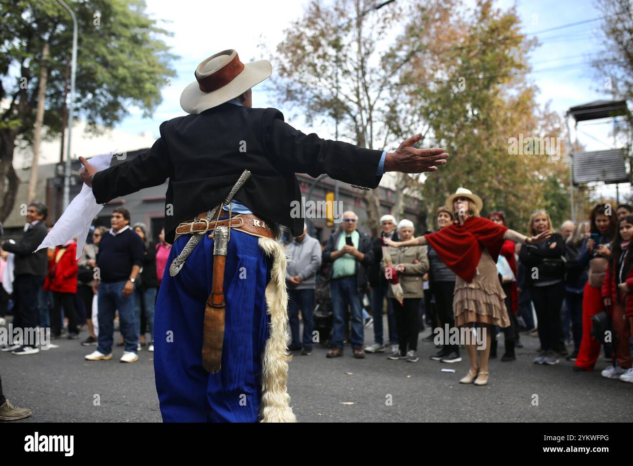 4 giugno 2023, Buenos Aires, Argentina: Una coppia balla una danza popolare argentina al mercato Mataderos di Buenos Aires, al suono della musica tradizionale. Ogni settimana, il quartiere Matadores di Buenos Aires, Argentina, ospita un mercato che celebra la cultura e le tradizioni gaucho. Il quartiere Matadores di Buenos Aires era un tempo un quartiere che si trovava tra la città e la campagna. I gauchos, che erano pastori dei pampas, avrebbero portato il loro bestiame nei macelli di Mataderos e poi venduto la carne in città. (Immagine di credito: © Apolline Guillerot-Malick/SOPA Images via ZUMA Press Wire) USO EDITORIALE Foto Stock