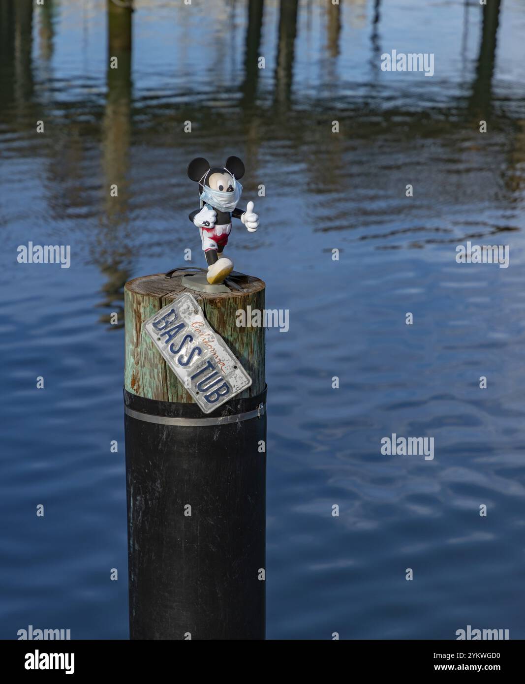 Una foto di una piccola bambola mascherata di Topolino seduta in cima a un pilastro sul lungomare di San Francisco Foto Stock