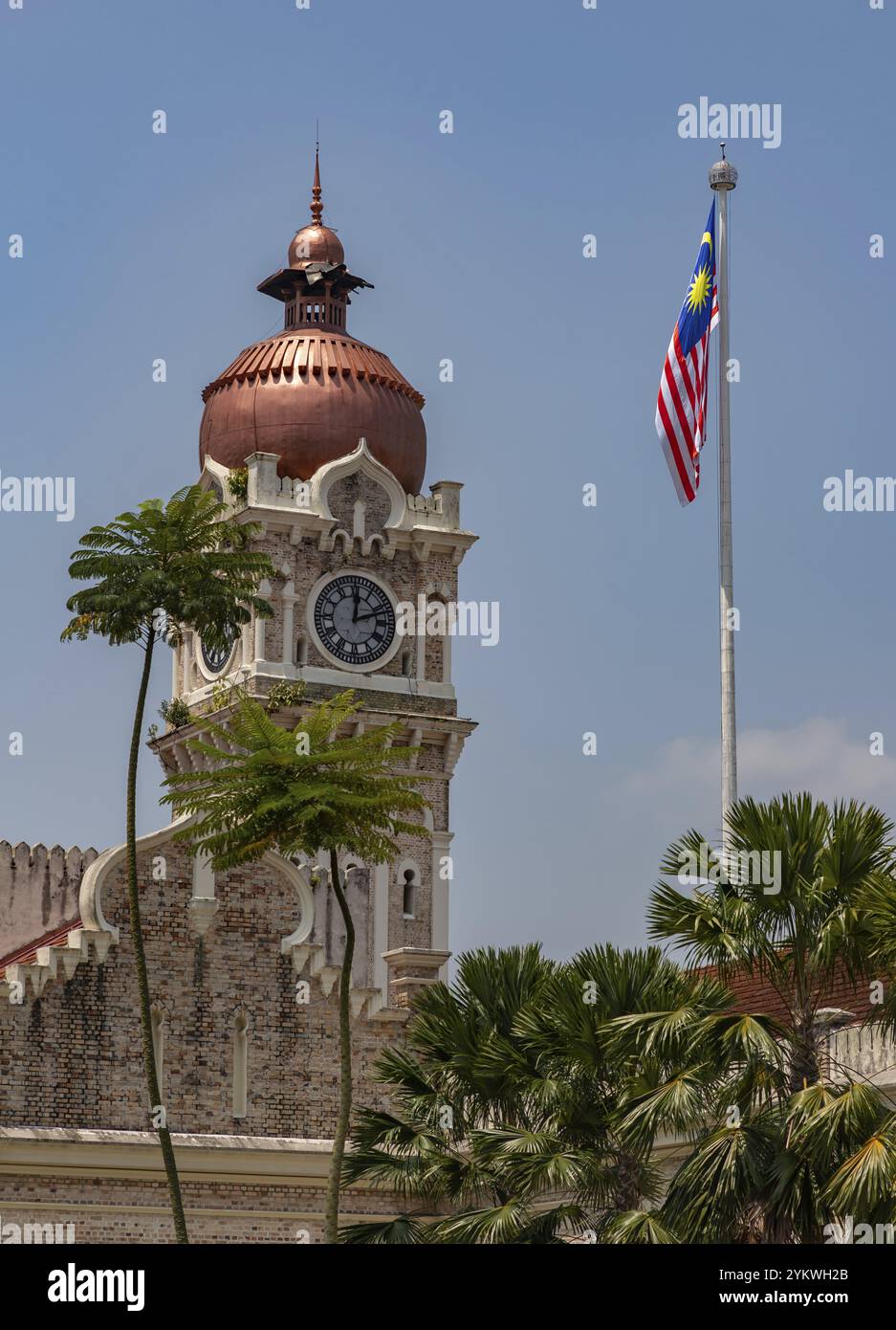 Una foto dell'edificio del Sultano Abdul Samad e della bandiera malese Foto Stock