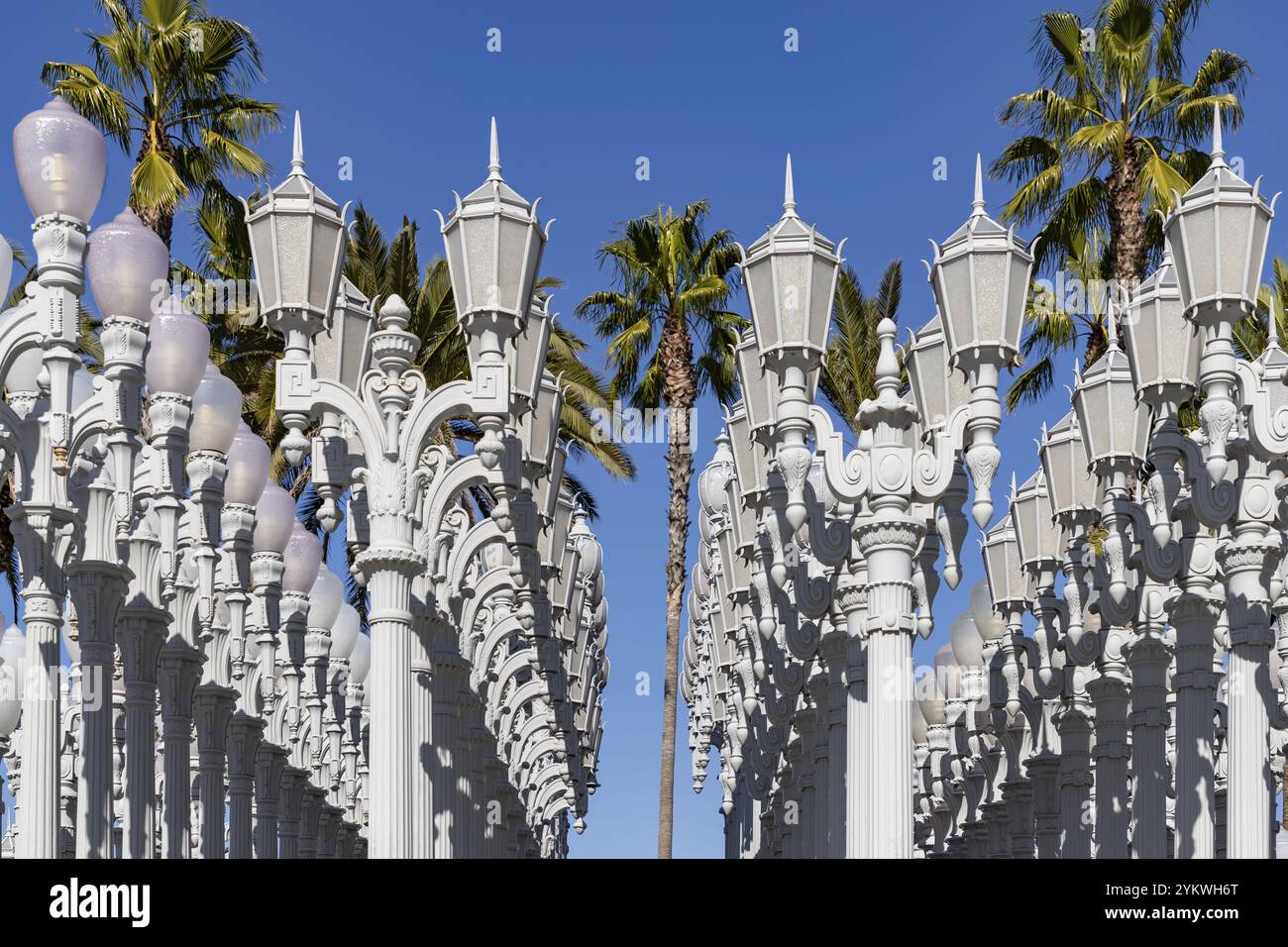 Un'immagine di Urban Light, un'arte pubblica disegnata da Chris Burden e svelata nel 2008, accanto al Los Angeles County Museum of Art Foto Stock