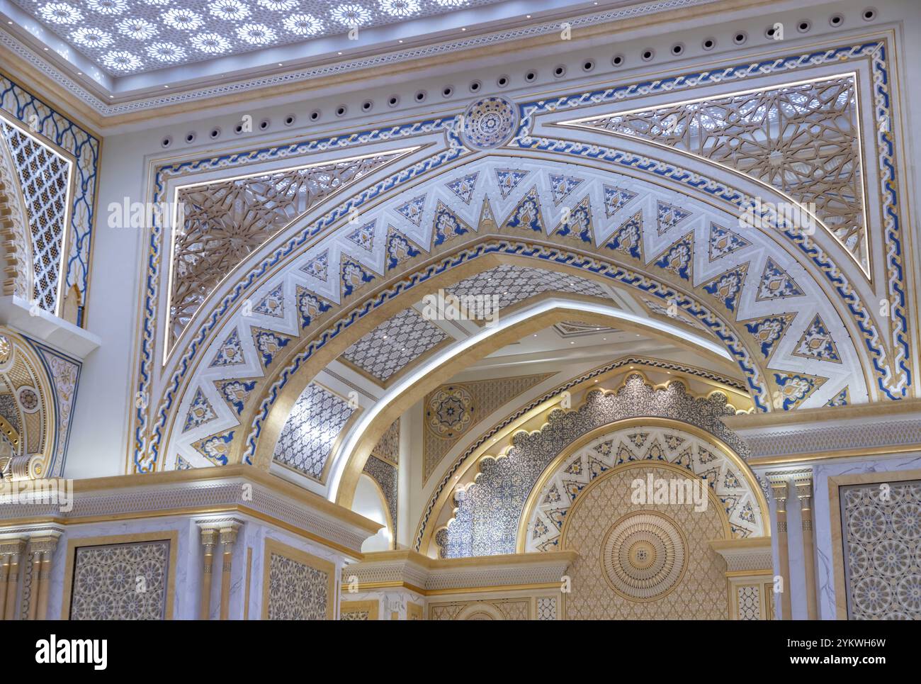 Una foto della sontuosa sala grande del palazzo presidenziale Qasr al Watan Foto Stock