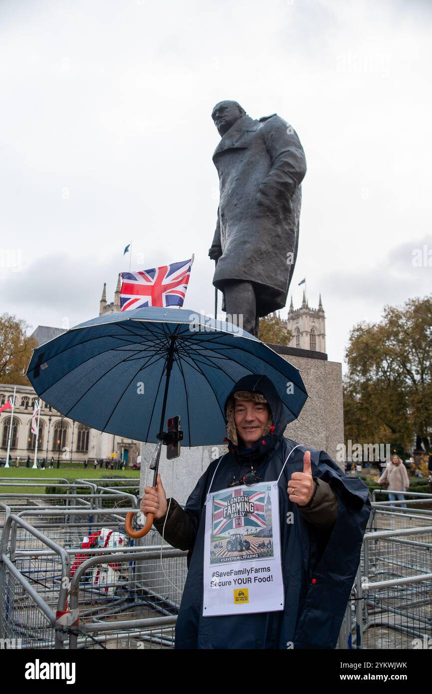 Westminster, Londra, Regno Unito. 19 novembre 2024. Oggi, fuori Downing Street e dalla camera dei comuni di Londra, gli agricoltori hanno protestato enormemente per i controversi cambiamenti del governo nel bilancio per l’imposta sulle successioni per gli agricoltori. Crediti: Maureen McLean/Alamy Live News Foto Stock