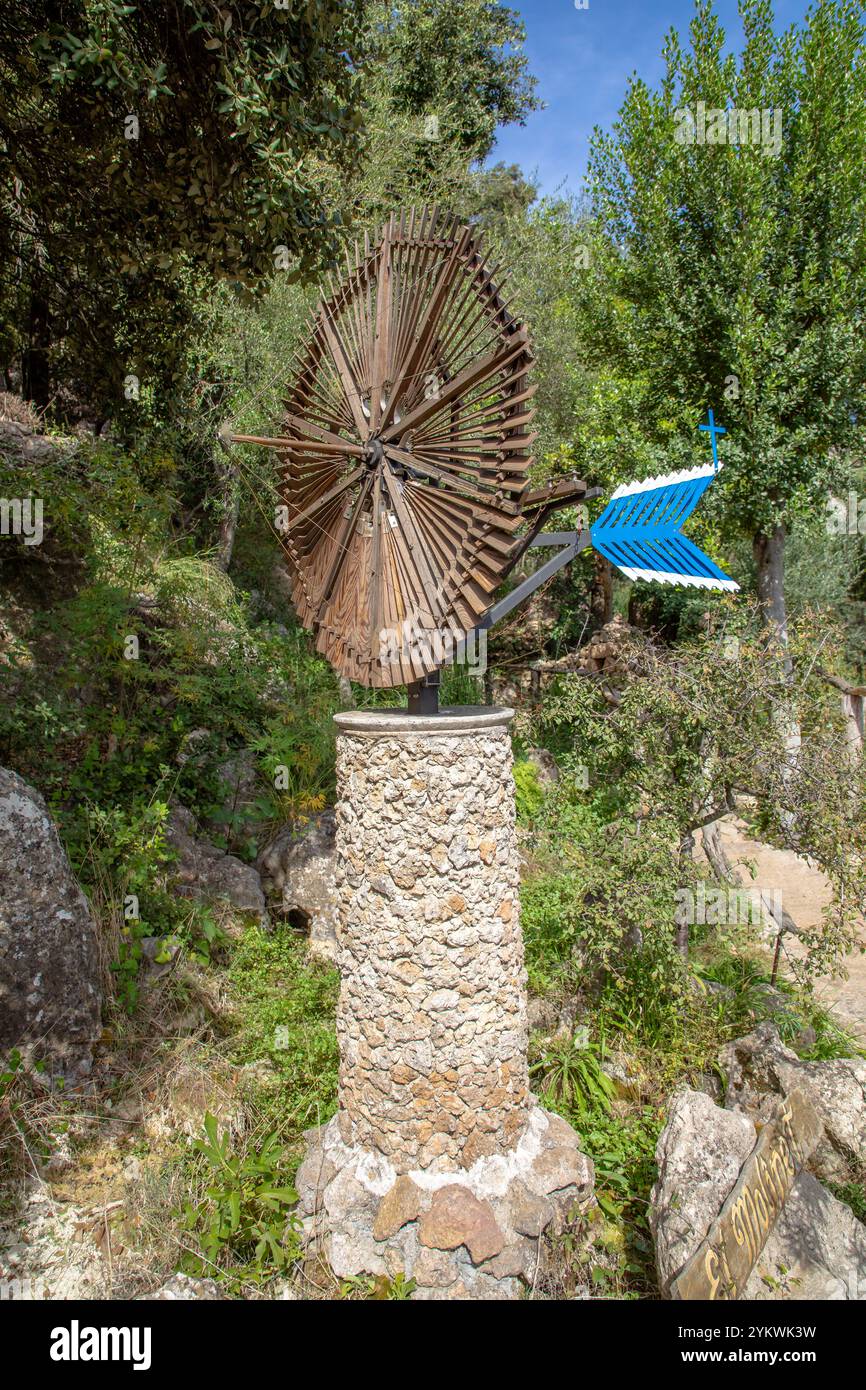 Mulino a vento nel giardino del santuario di Lluc, isola di Maiorca, Spagna Foto Stock
