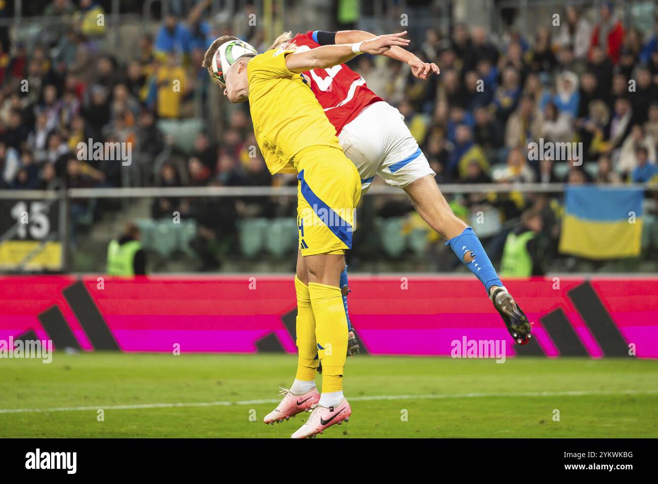 WROCLAW, POLONIA - 14 OTTOBRE 2024: Partita della UEFA Nations League Ucraina - Cechia. I giocatori lottano nell'aria. Foto Stock