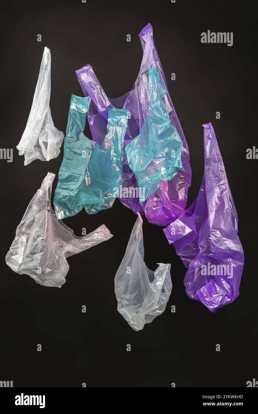 Raccolta verticale di sacchetti di plastica colorati. Isolato su sfondo nero Foto Stock
